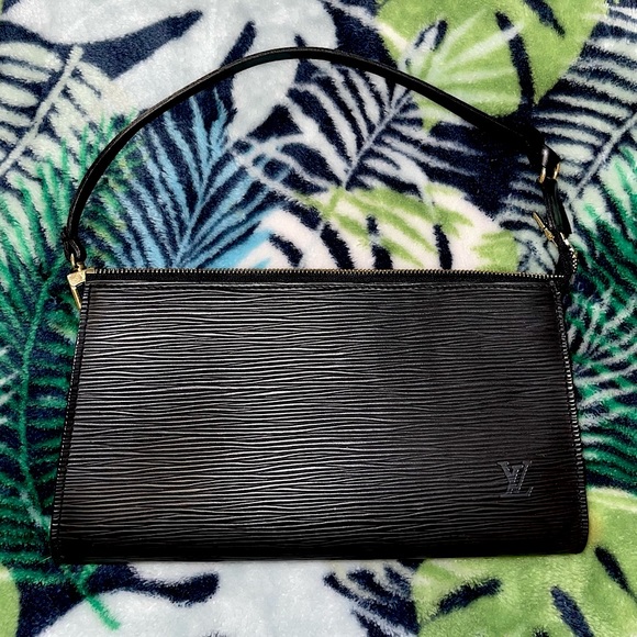AUTHENTIC LOUIS VUITTON BAG - Picture 2 of 8